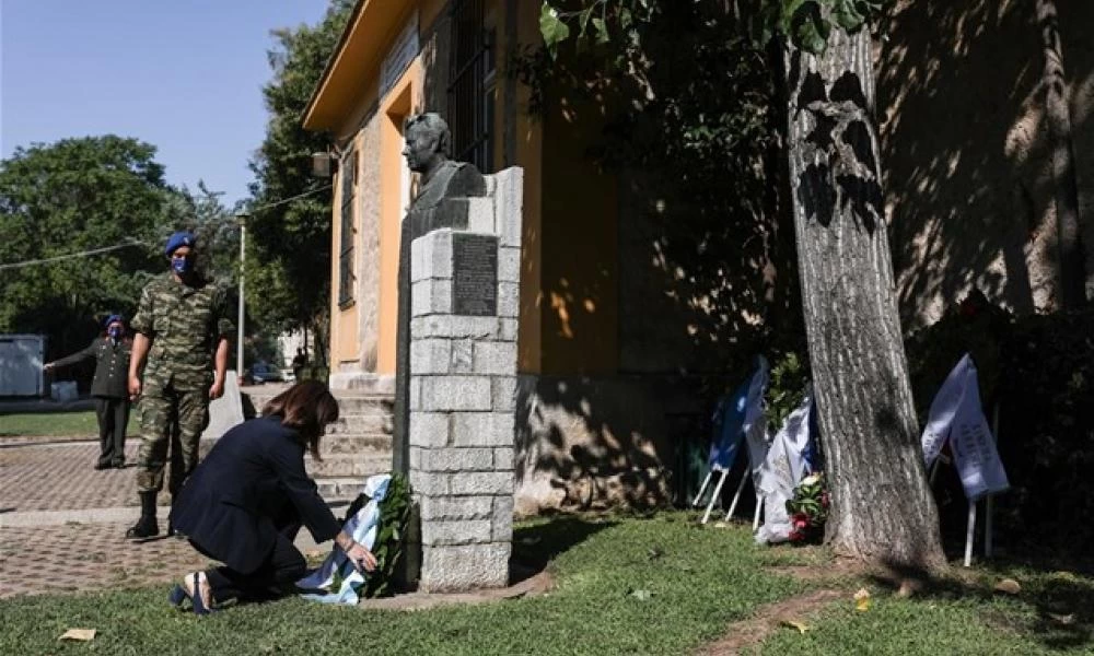 ΠτΔ: Κατέθεσε στεφάνι στα πρώην κρατητήρια ΕΑΤ - ΕΣΑ